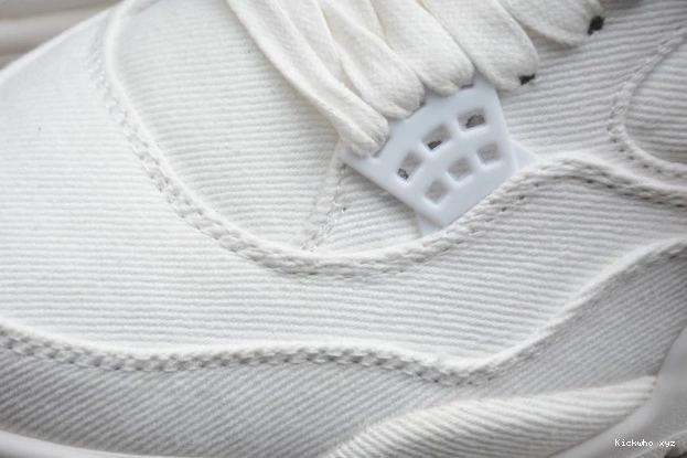 Air Levi's x 4 'White' Jordan AO2571-100 0702